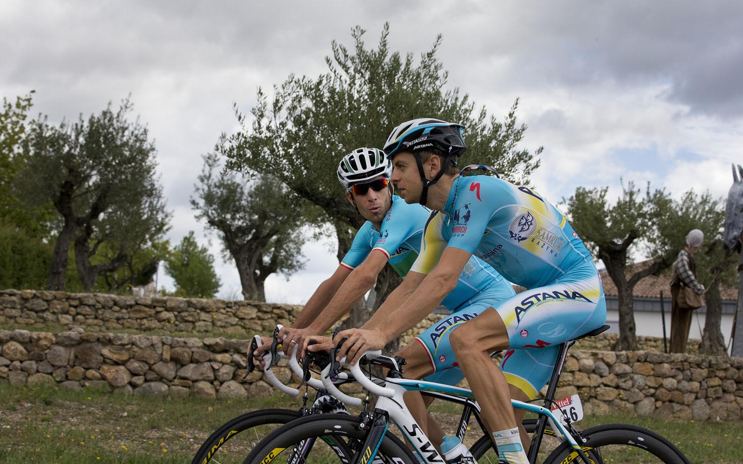 Astana mehed Vincenzo Nibali ja Tanel Kangert 2014. aasta Tour de France’il, kus Kangert aitas Nibali üldvõiduni.