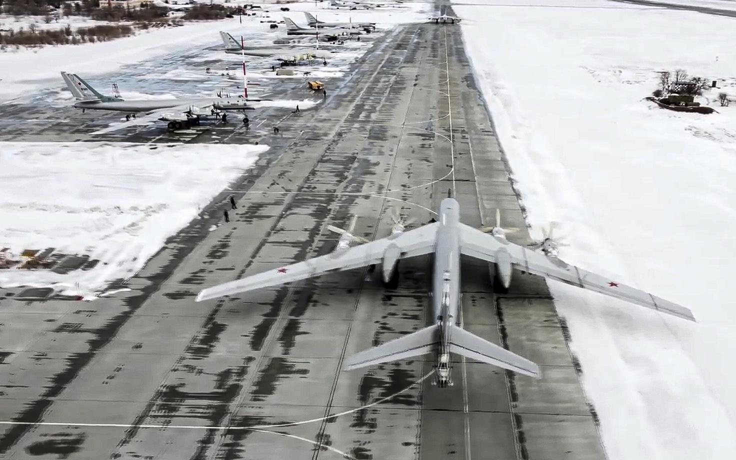 Venemaa õhujõudude pommituslennuk Tu-95 Engelsi õhuväebaasis.