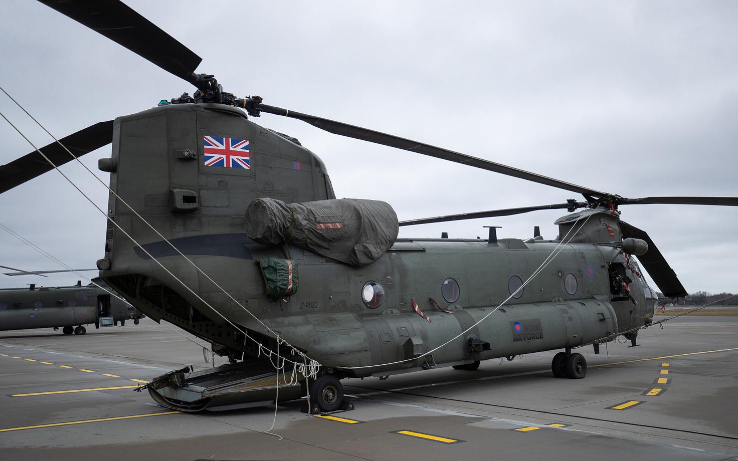 Вертолёты Chinook на авиабазе в Эмари.