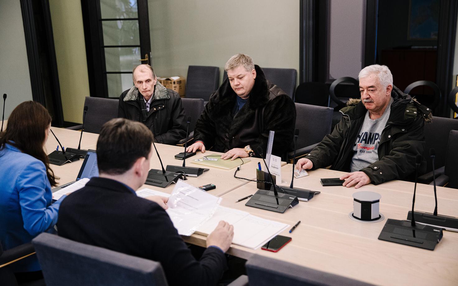 Vasakpartei ja Koos riigikogu valimiste kandidaatide nimekirju üle andmas.