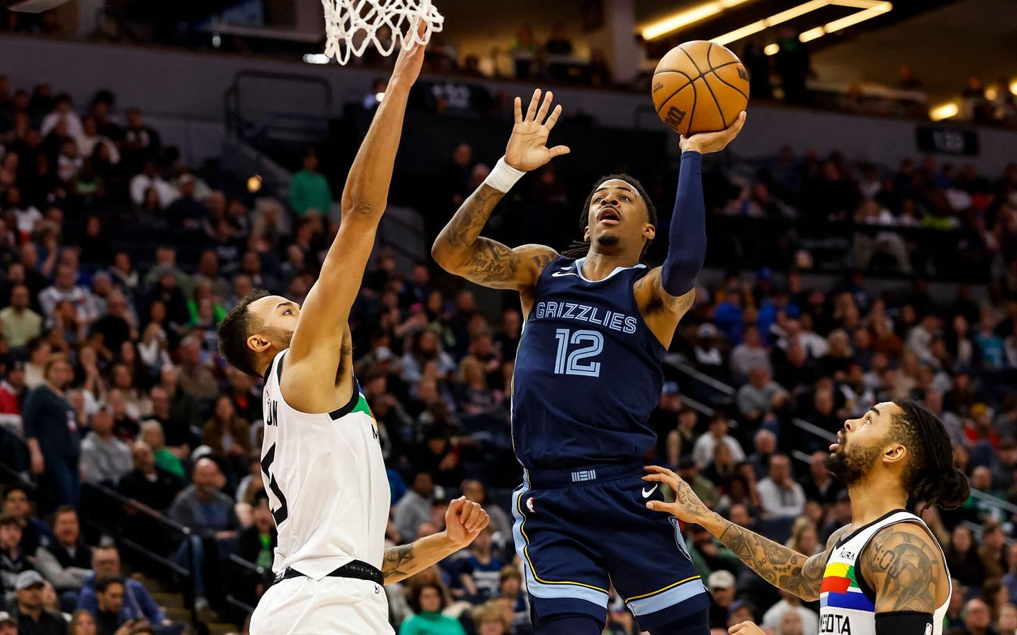 Memphis Grizzliesi mängujuht Ja Morant viskel mängus Minnesota Timberwolvesi vastu