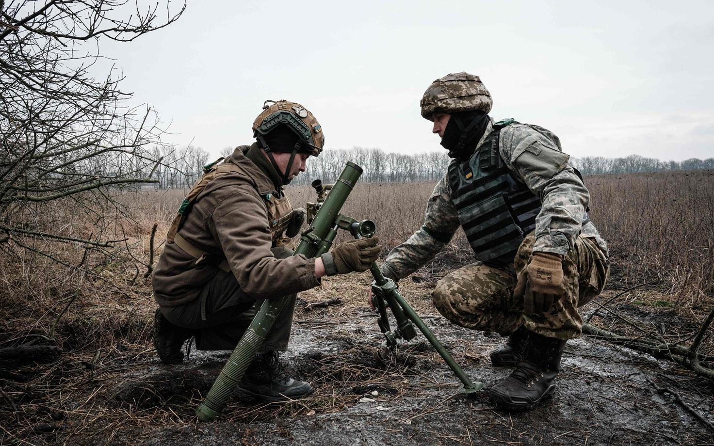 Ukraina sõdurid kohendavad 60mm miinipildujat Donetski oblastis jaanuari viimasel päeval