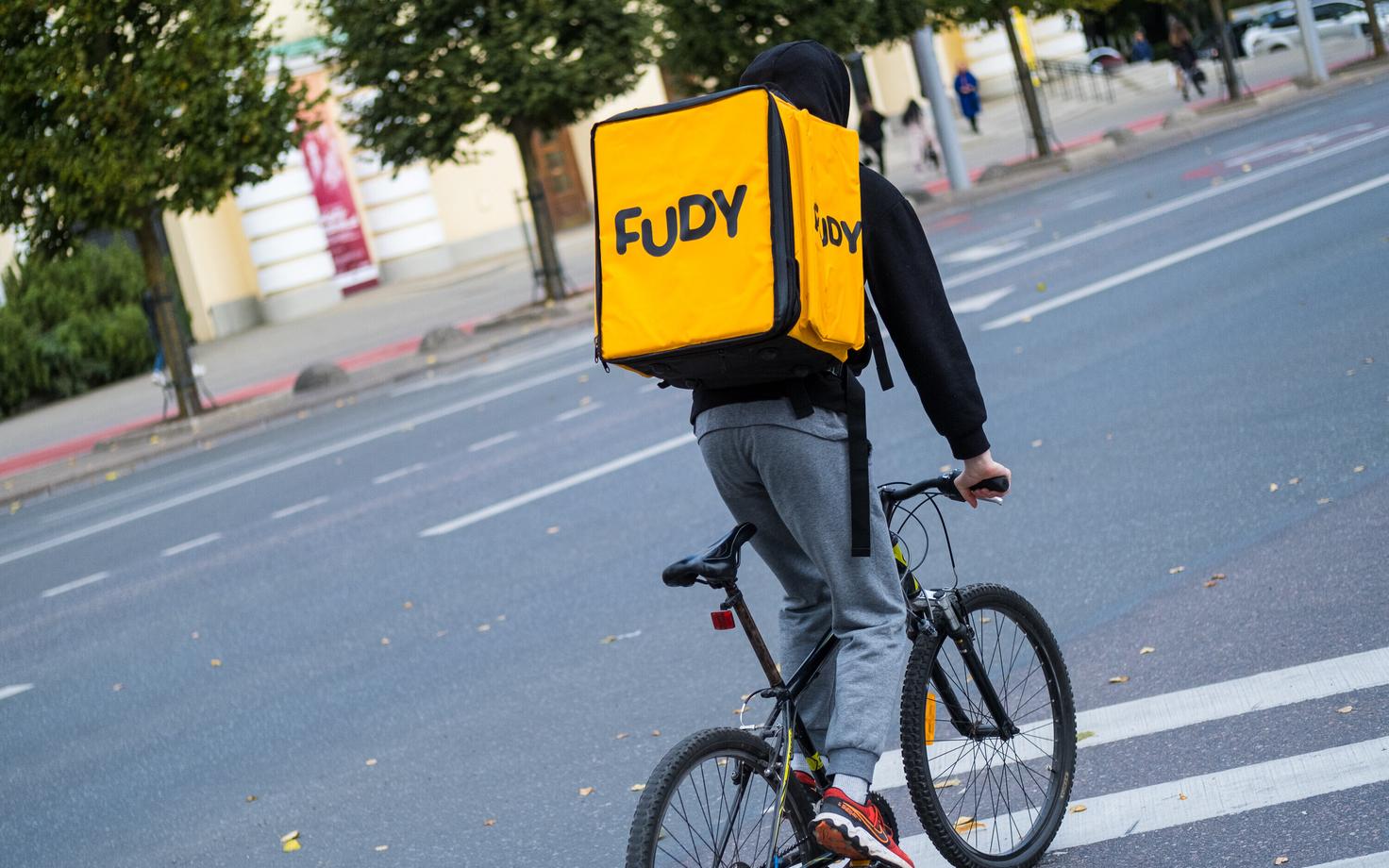 Курьер, работающий через приложение Fudy. Иллюстративная фотография.