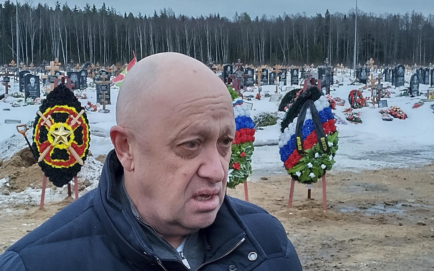 Jevgeni Prigožin ühe Wagneri palgasõduri matustel, taamal on näha mitmeid värskeid haudu