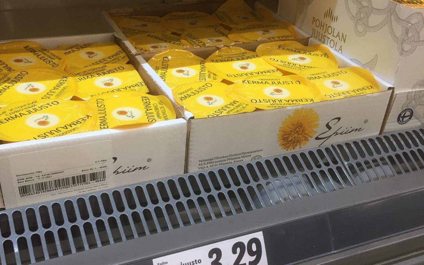 На полках Lidl в Хельсинки оставили только обычный сыр, а при желании купить пармезан нужно обращаться на склад.