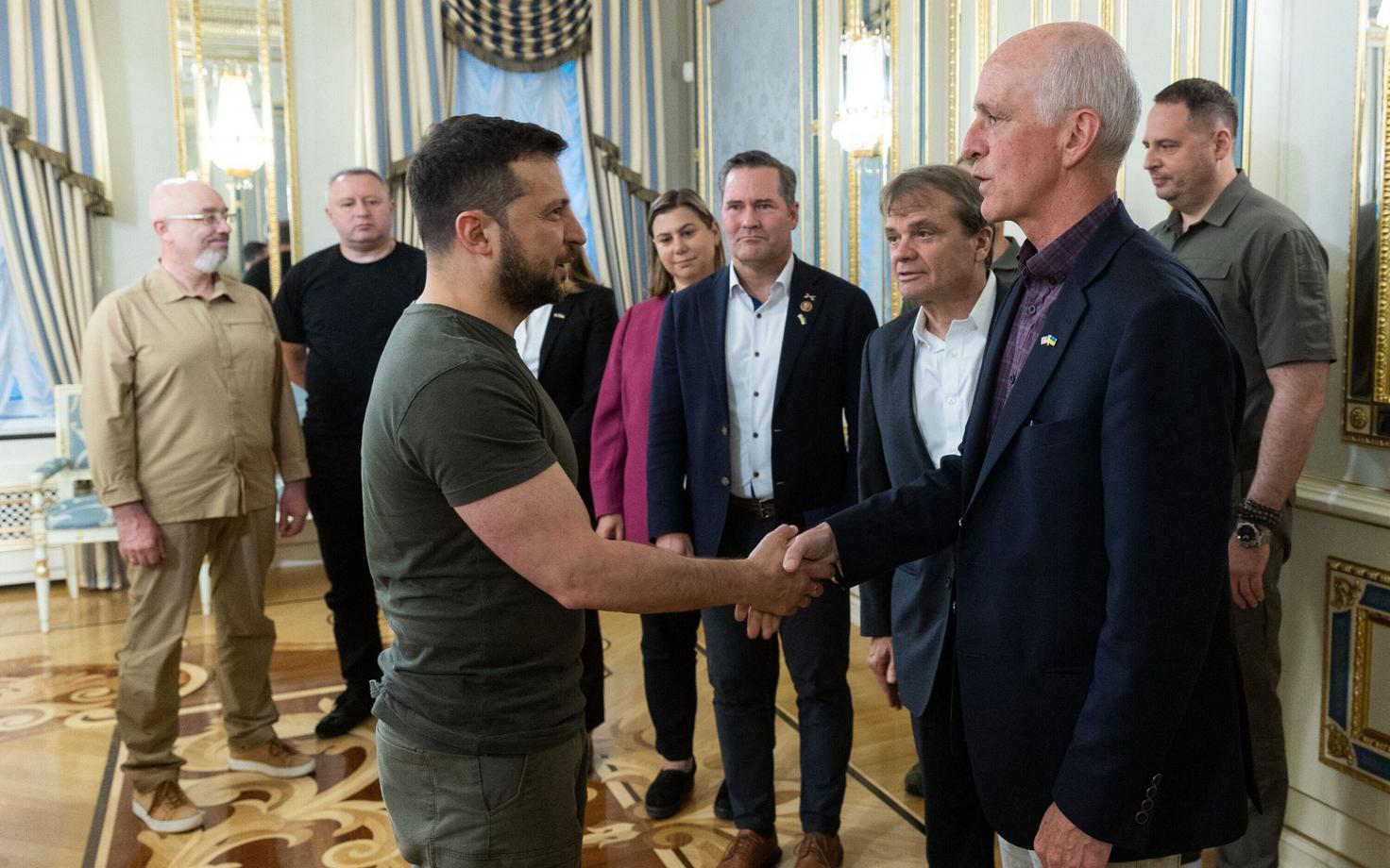 Ukraina president Volodõmõr Zelenski ja USA esindajatekoja relvajõudude komitee esimees Adam Smith mullu suvel.