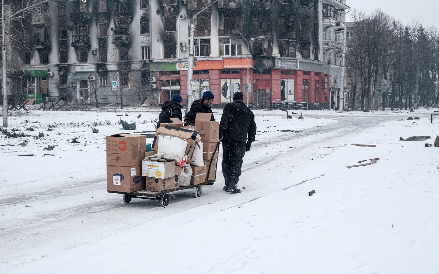 Vabatahtlikud Bahmutis humanitaarabi vedamas.