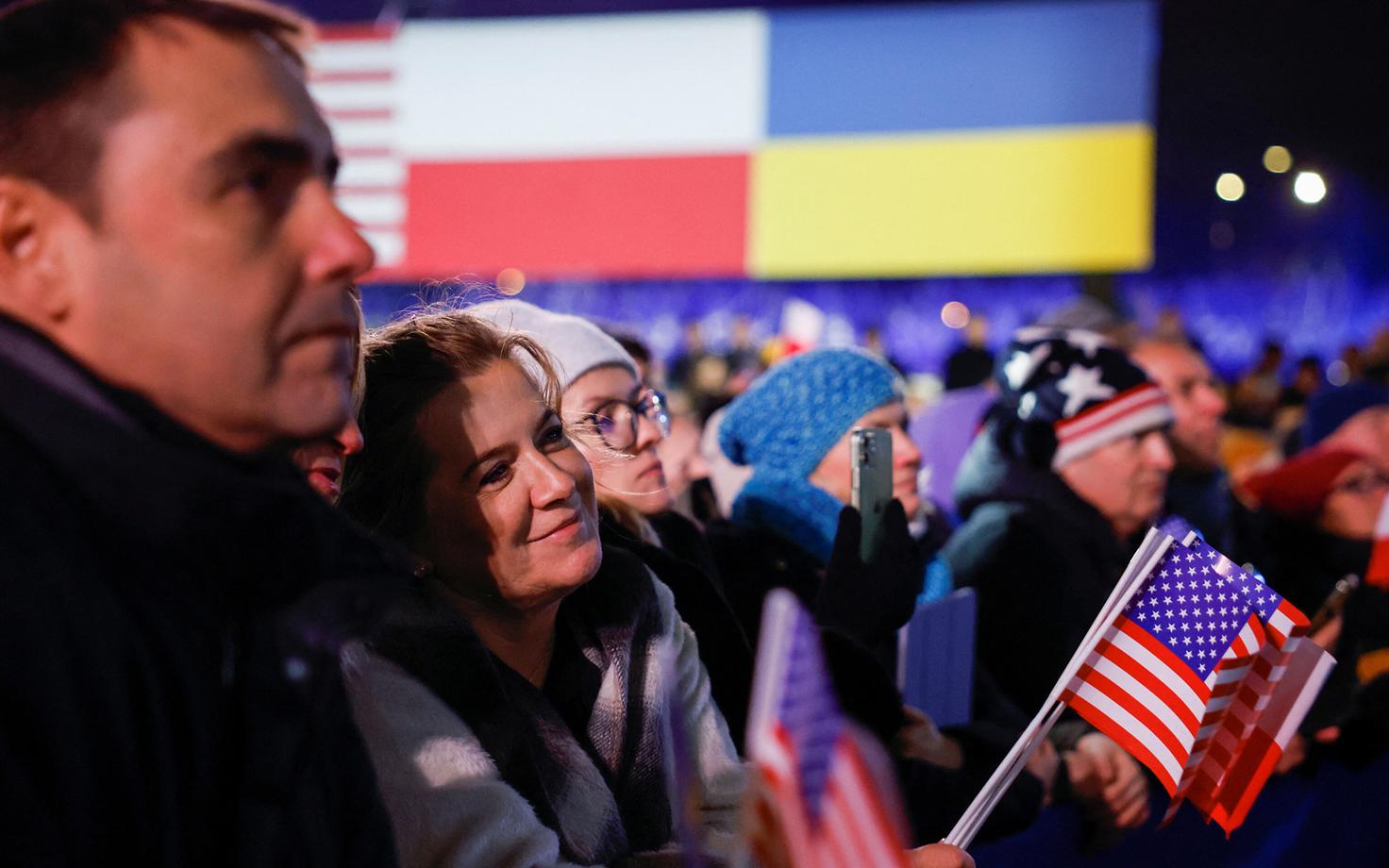 Poolakad teisipäeval Varssavis USA presidendi Joe Bideni kõnet kuulamas.