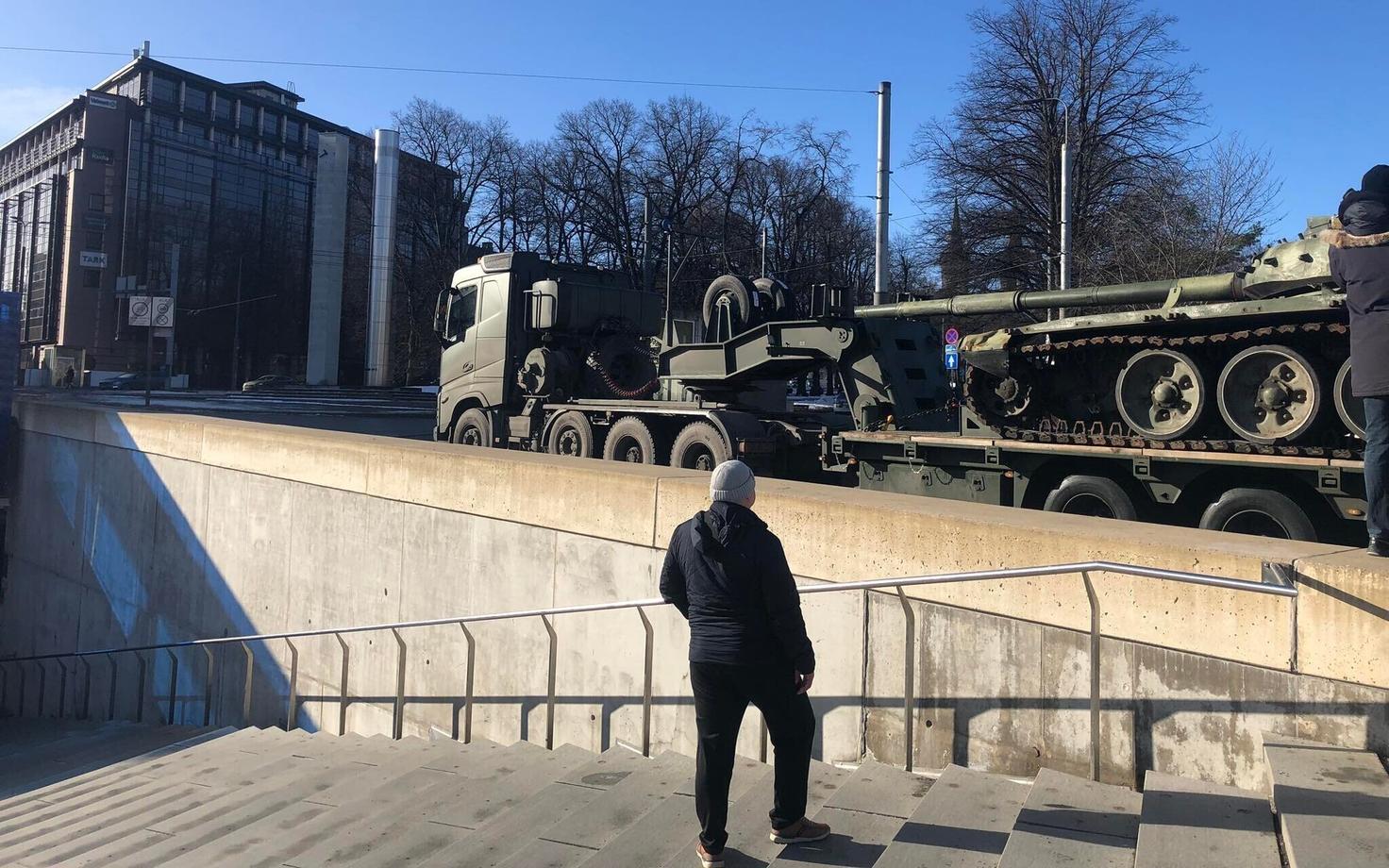 Подбитый ВСУ российский танк увезли с площади Вабадузе.