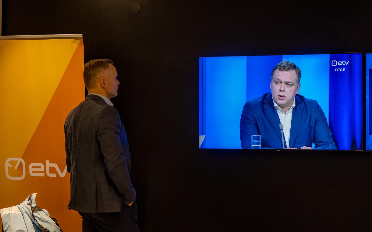 Meelis Oidsalu vaatab Lauri Hussari tele-esinemist
