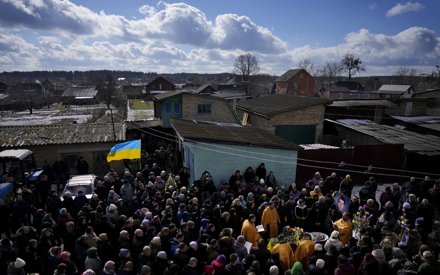 Похороны украинского солдата, погибшего в конце февраля в боях под Бахмутом.