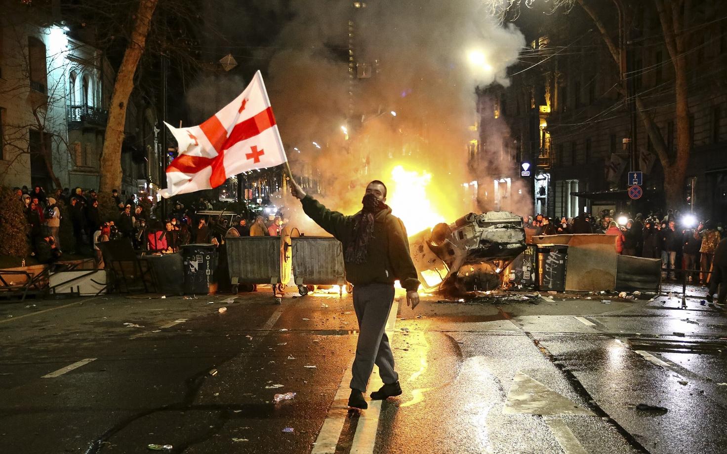 Mees Gruusia lipuga Tbilisi tänaval