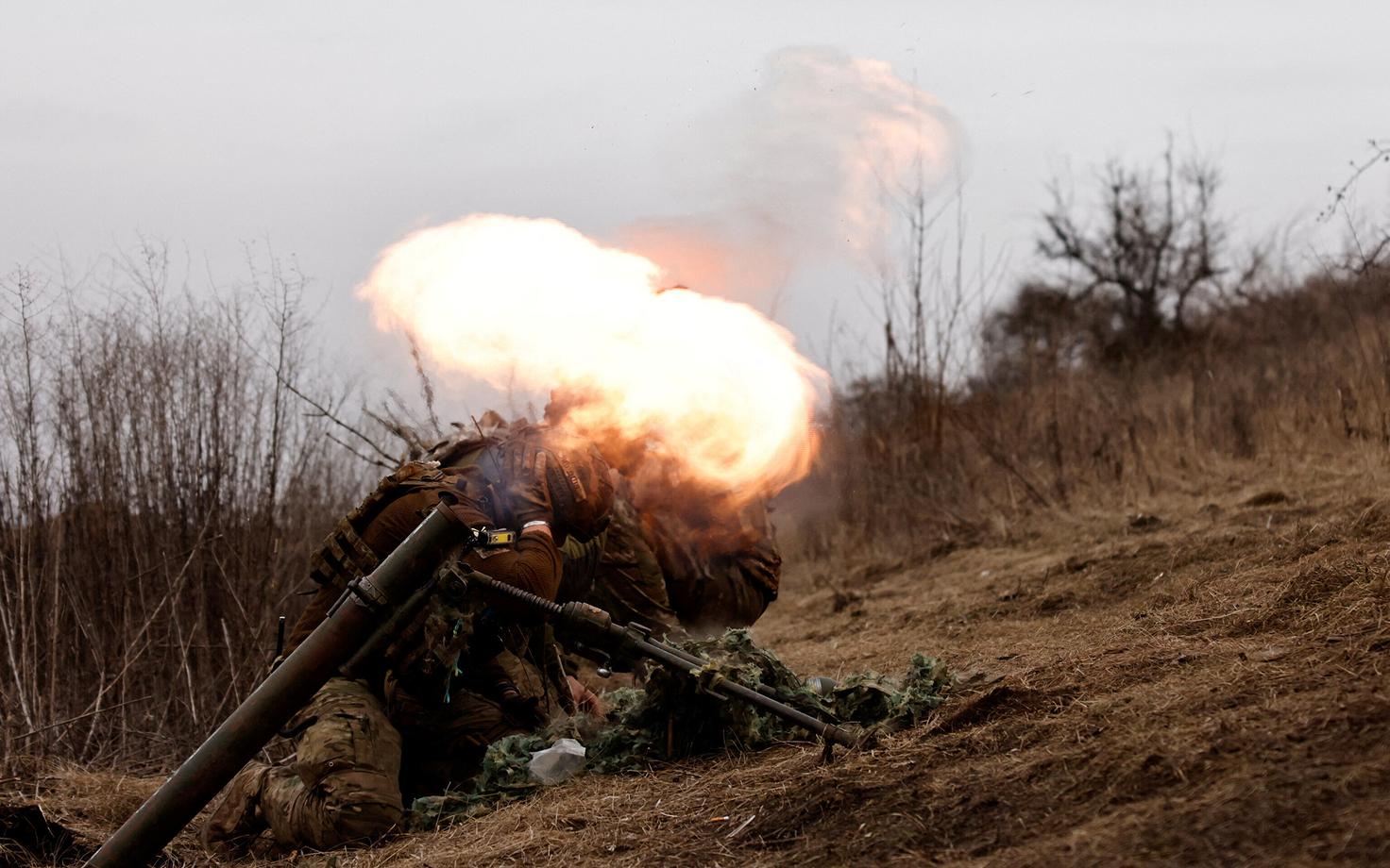 Украинские военные ведут минометный обстрел российских позиций под Бахмутом.