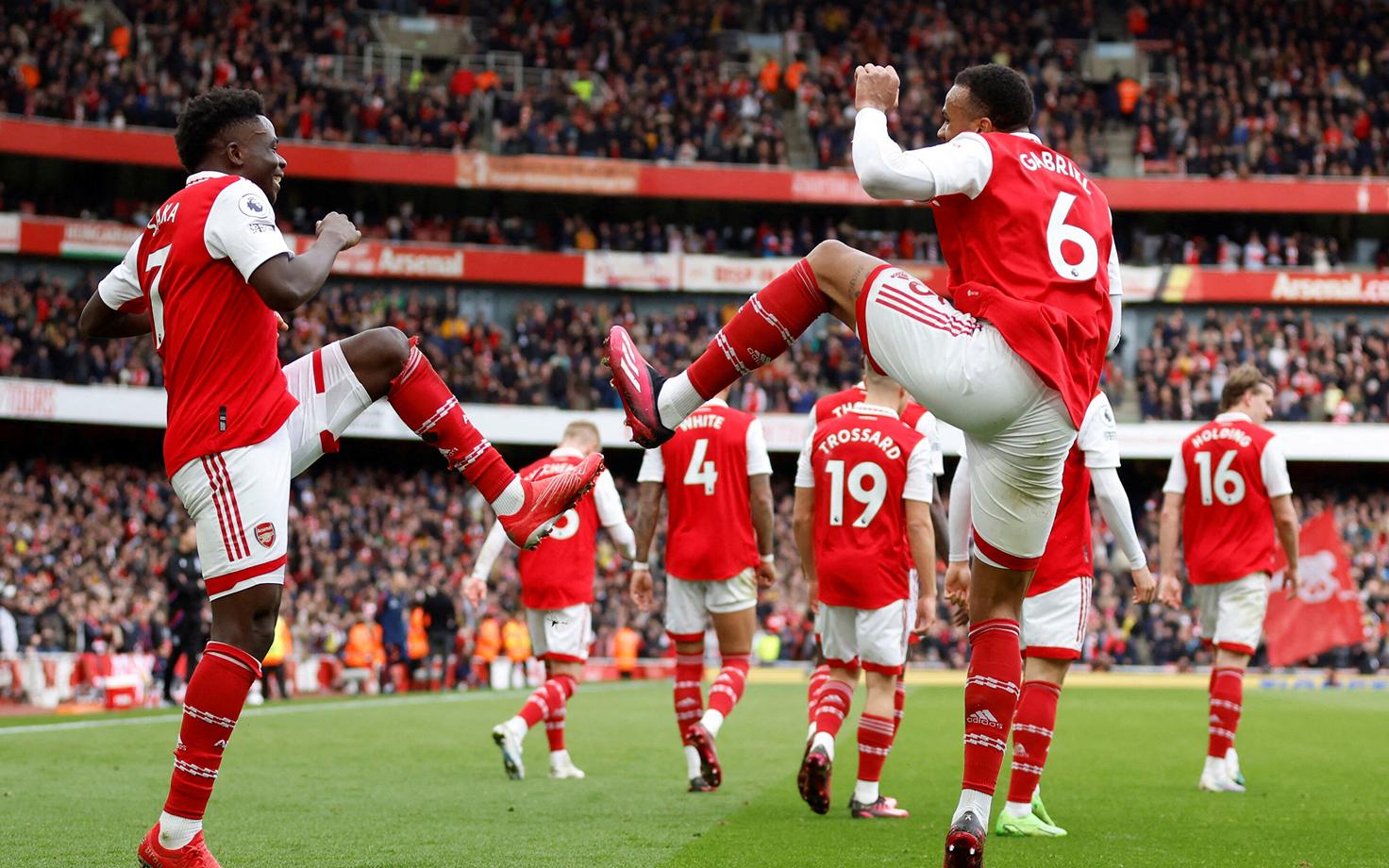 Bukayo Saka ja Gabriel Arsenali väravat tähistamas