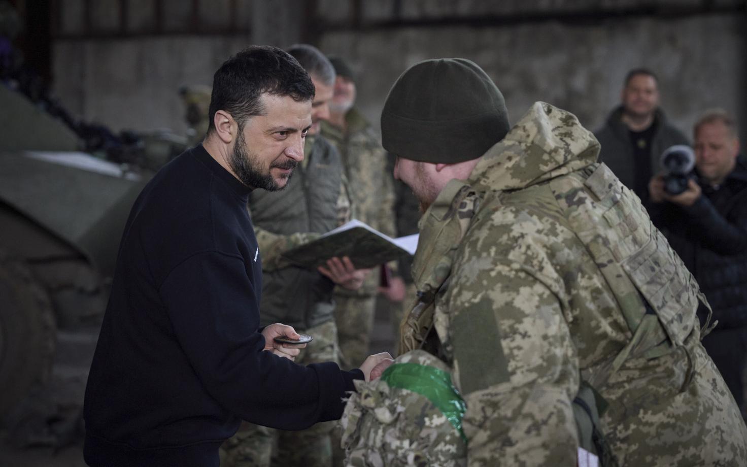 Президент Украины Владимир Зеленский совершил поездку на линию фронта в Бахмуте.