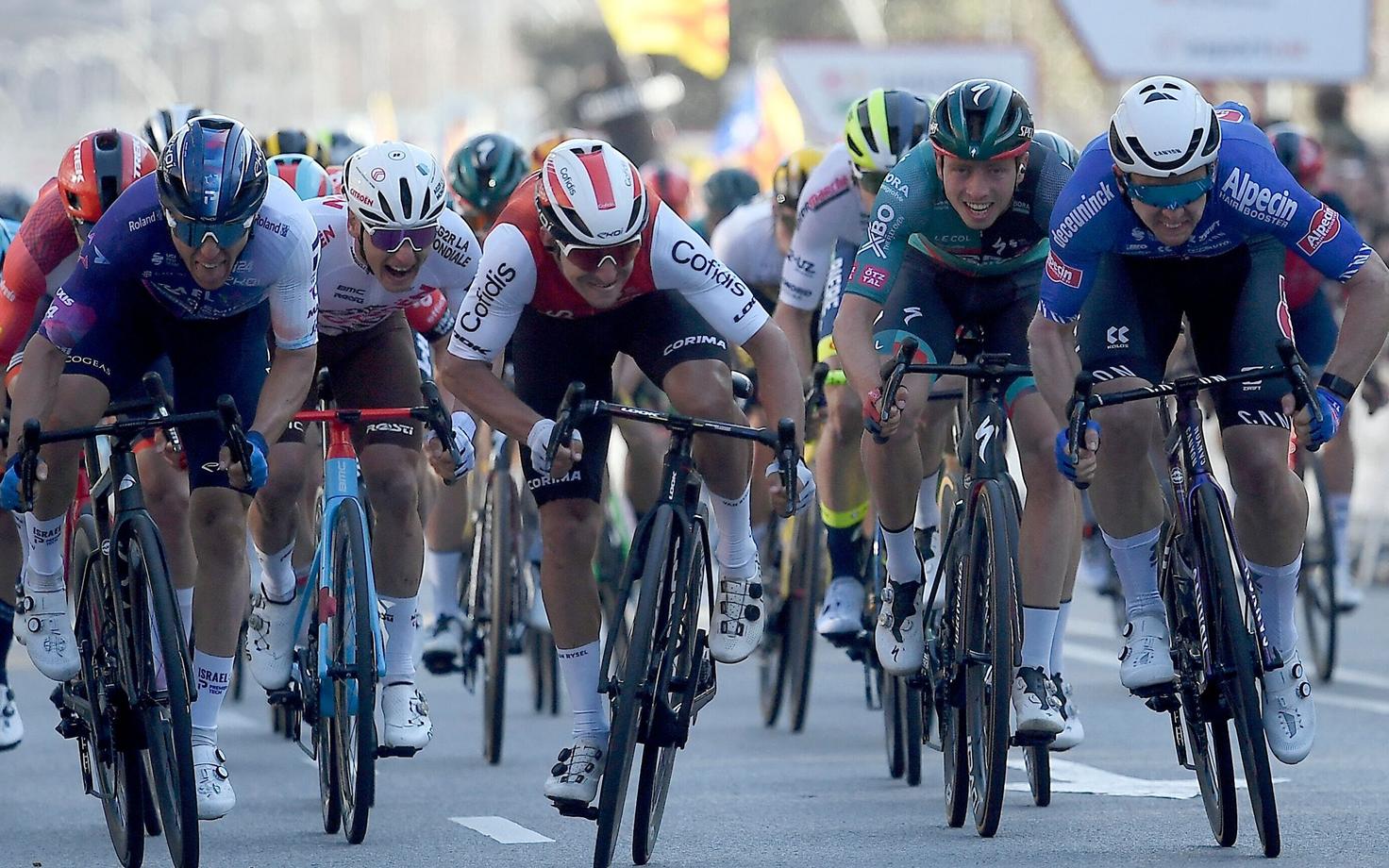 Kataloonia velotuuri neljanda etapi sprindi finiš, Kaden Groves paremal ääres sinises