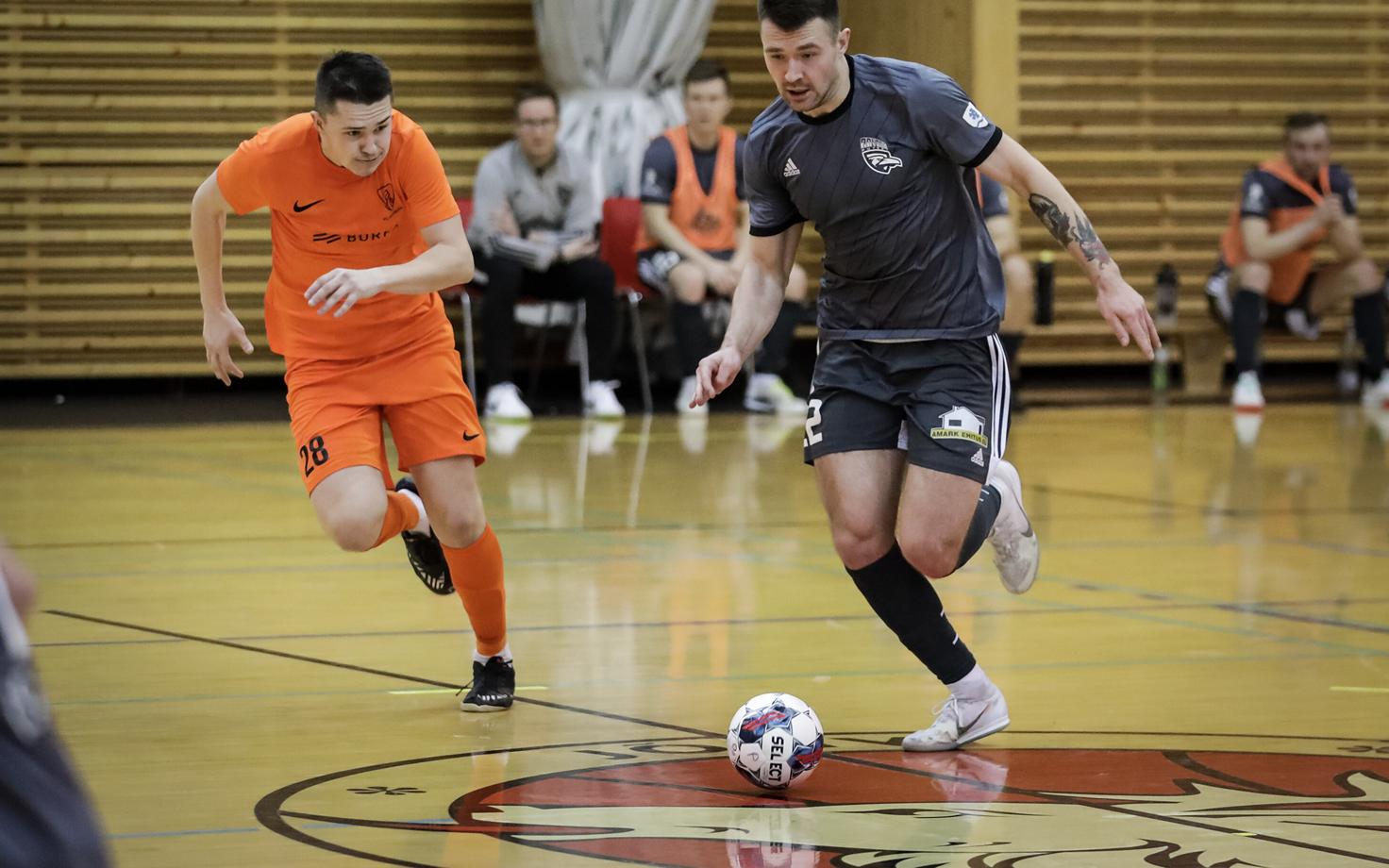 Tartu Ravens Futsal (tumedas) kaotas põhiturniiril Jõhvi FC Phoenixi vastu mõlemad mängud, kuid veerandfinaali avakohtumises saadi kindel võit.
