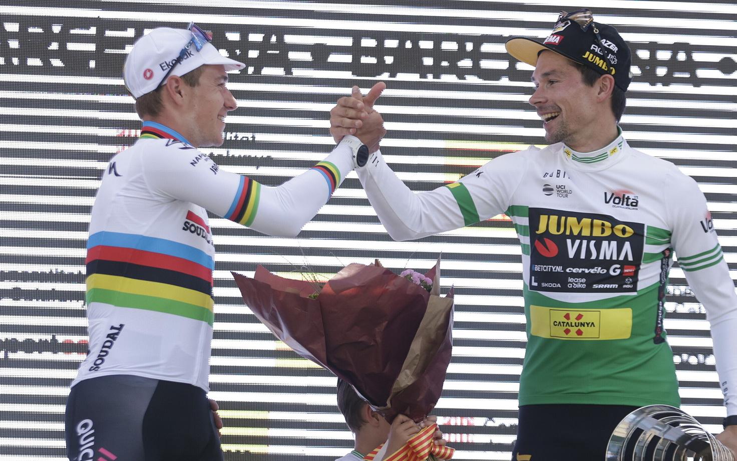 Remco Evenepoel (vasakul) ja Primož Roglic Kataloonia velotuuri pjedestaalil