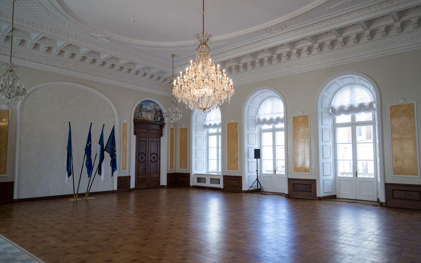 Tavapäraselt allkirjastavad loodud valitsusliidu juhid koalitsioonileppe riigikogu Valges saalis.