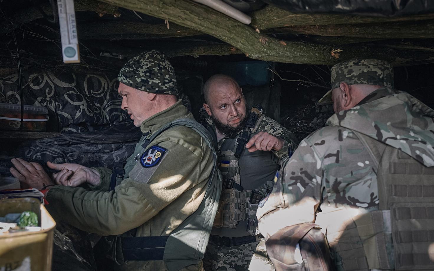 Украинские солдаты из 28-й бригады под Бахмутом в Донецкой области.