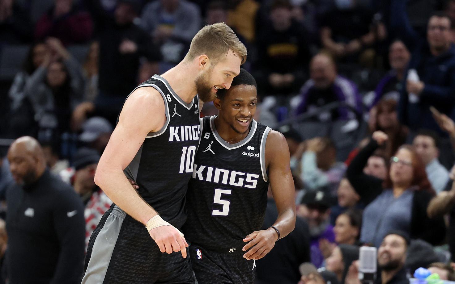 Sacramento Kingsi suurepärased noormängijad Domantas Sabonis (vasakul) ja De'Aaron Fox