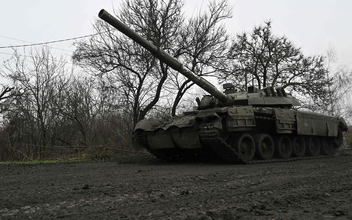 Ukraina tank Bahmuti lähistel