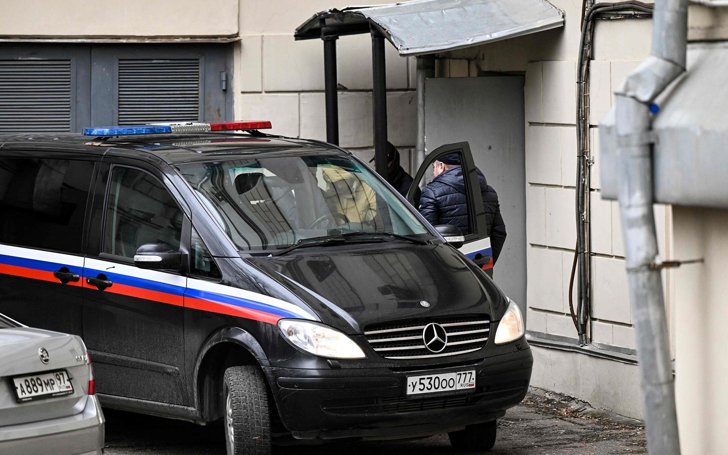 Эван Гершкович у Лефортовского суда в Москве.