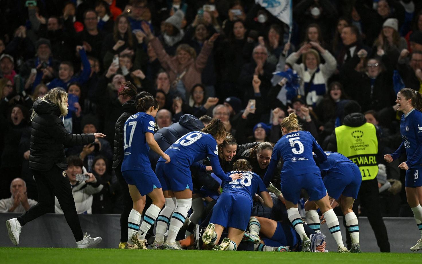 Chelsea naiskonna mängijad edasipääsu tähistamas
