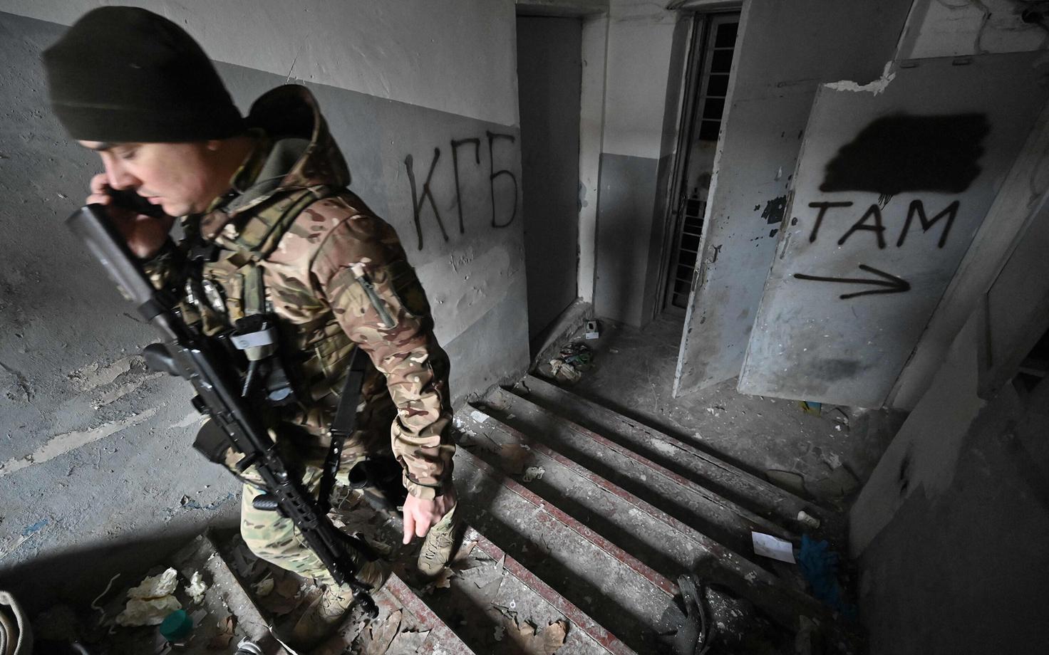 Ukraina politseinik vabastatud Hersoni linnas Vene piinakambreid inspekteerimas.