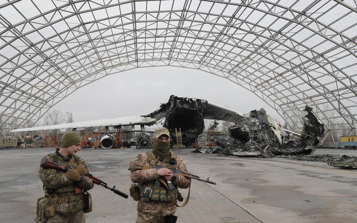 Украинские военные на аэродроме Гостомель на фоне разрушенного транспортного самолета