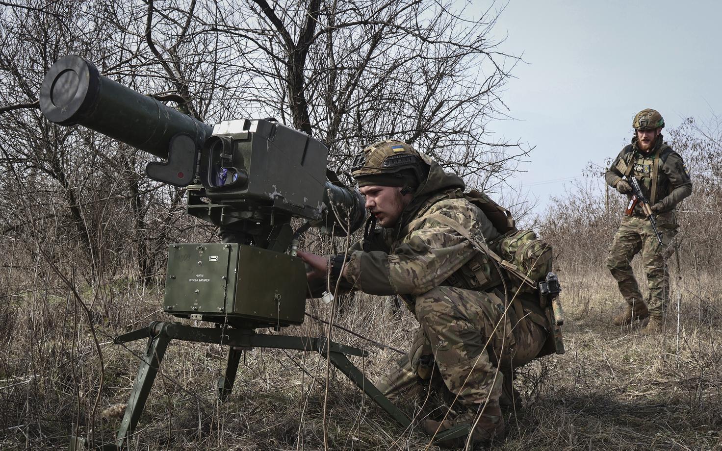 Украинские военные под Бахмутом готовят к применению противотанковый комплекс Stugna.