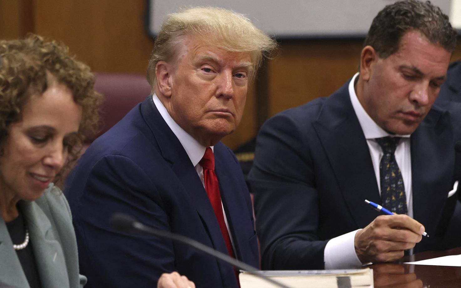 Дональд Трамп со своими адвокатами в зале суда в Нью-Йорке.