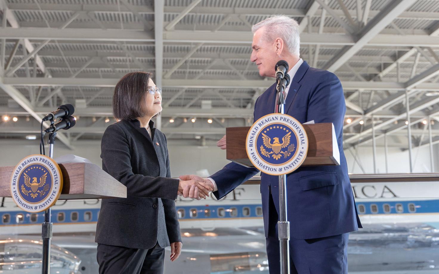 Taiwani president Tsai Ing-wen ja USA vabariiklasest esindajatekoja spiiker Kevin McCarthy California osariigis
