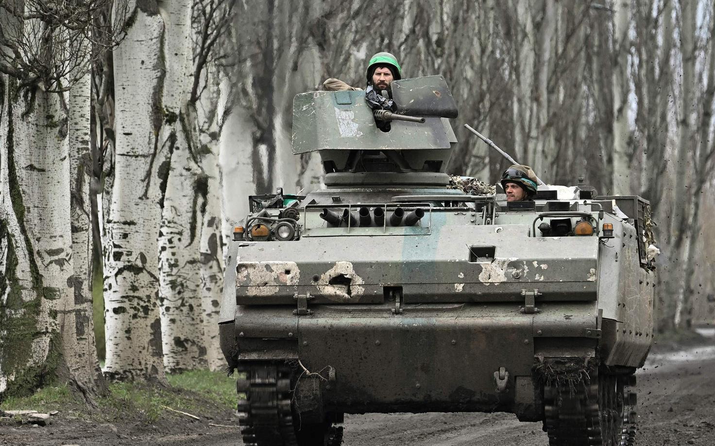 Украинские солдаты едут на голландском бронетранспортере YPR-765 под Бахмутом.