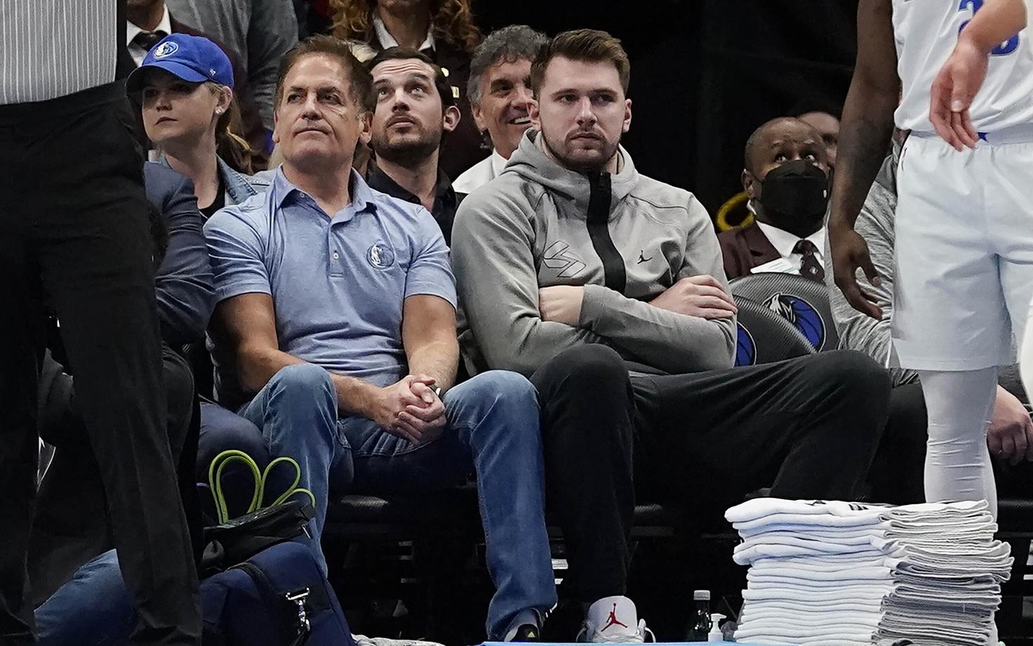 Dallas Mavericksi omanik Mark Cuban (vasakul) ja tähtmängija Luka Doncic