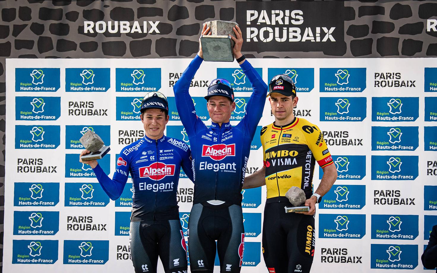 Vasakult: Jasper Philipsen, Mathieu van der Poel ja Wout van Aert.