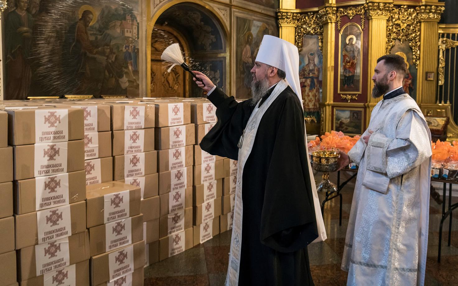 В Украинской Православной Церкви прошло освящение пасхальной трапезы для украинских солдат, находящихся в зоне боевых действий.