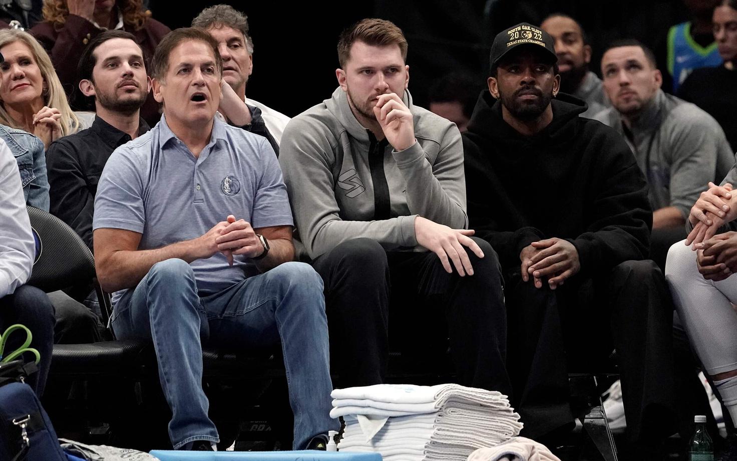 Dallas Mavericksi meeskonna võtmeisikud (vasakult): omanik Mark Cuban, Luka Doncic ja Kyrie Irving