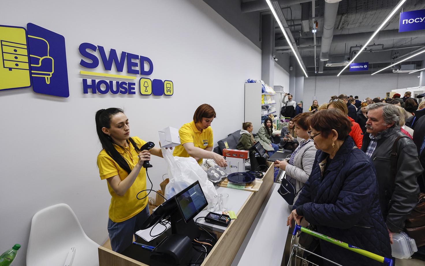 Ostjad tunglemas Moskvas avatud Swed House'i kaupluses