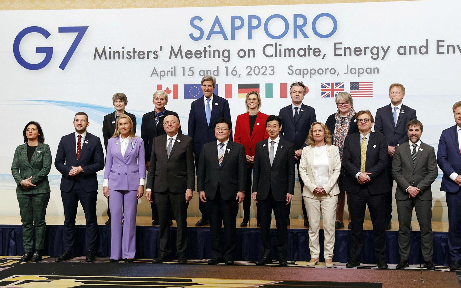 G7 ministrid koos Euroopa Komisjoni energiavoliniku Kadri Simsoni (esireas vasakult kolmas) ja USA kliimaküsimuste eriesindaja, endise asepresidendi Joh Kerryga (tagareas vasakult kolmas).