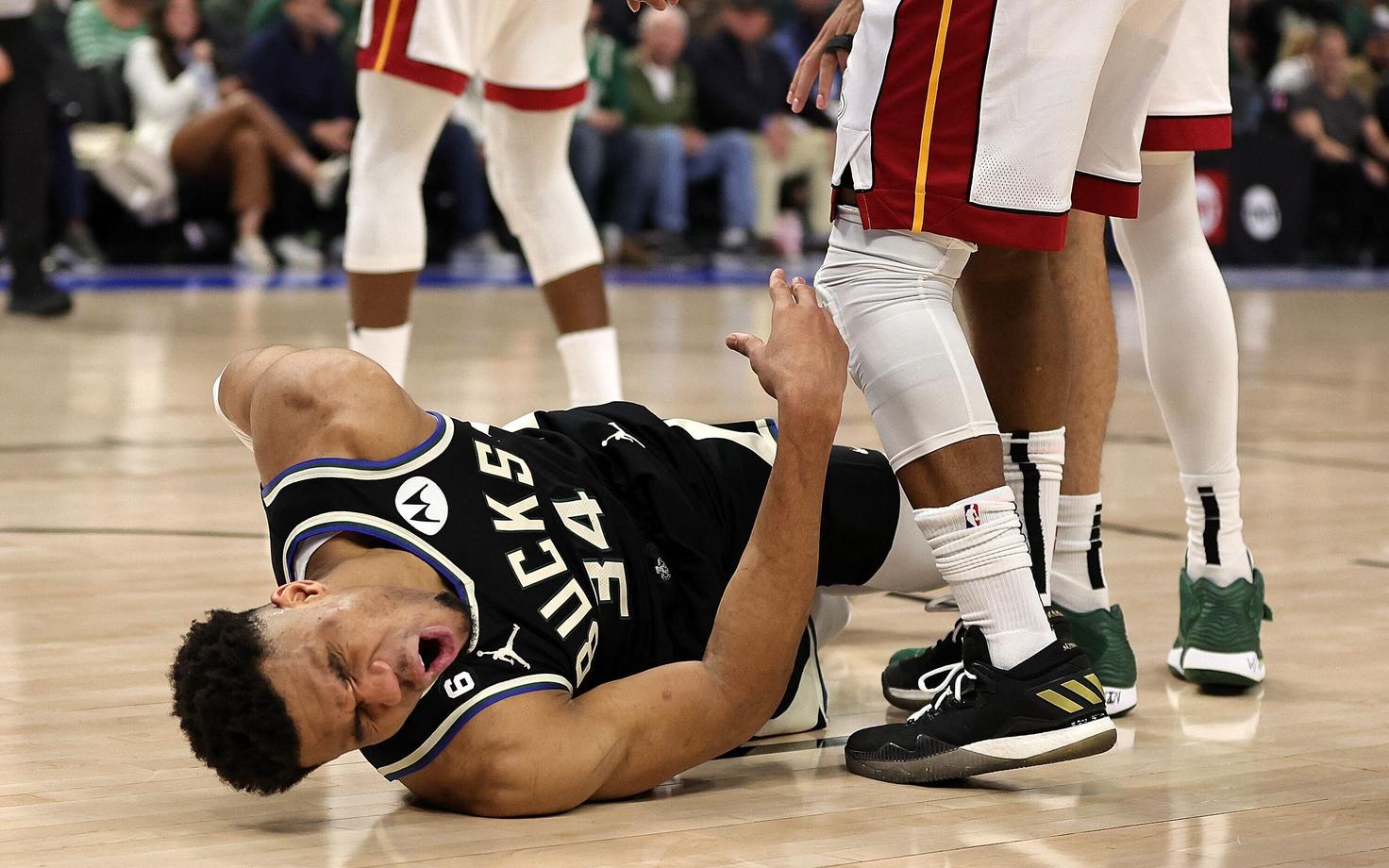 Milwaukee Bucksi tähtmängija Giannis Antetokounmpo vigastas play-off'i esimeses mängus selga ja ei naasnud mängu