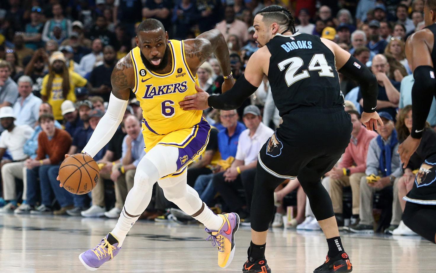LeBron James (palliga) proovib Dillon Brooksi vastu ruumi tekitada