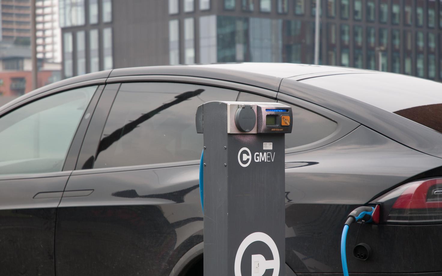 Электромобиль Tesla на зарядной станции.