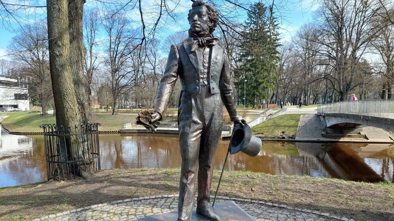 Памятник Александру Пушкину в Риге.