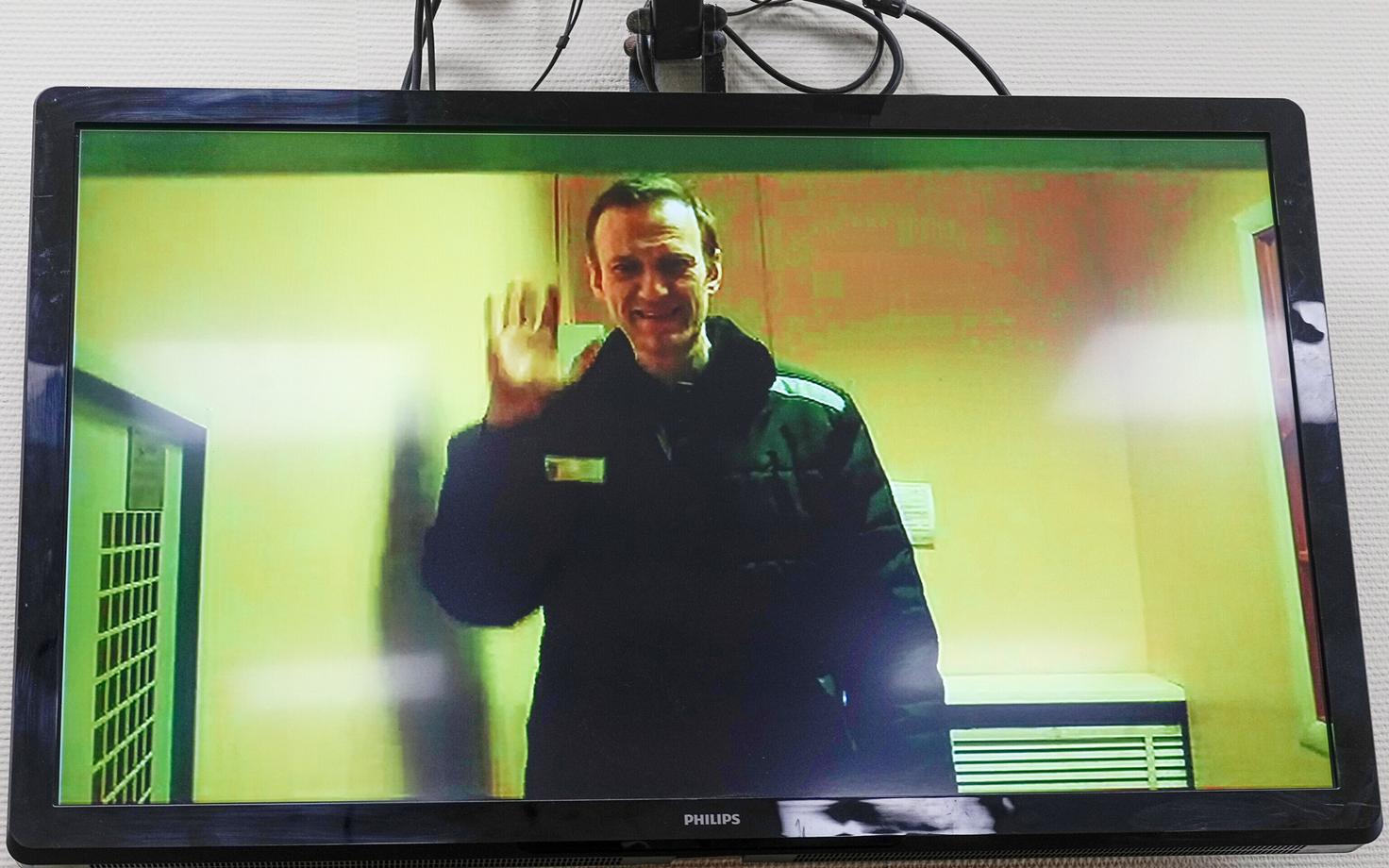 Aleksei Navalnõi videolingi vahendusel kohtuistungil osalemas.