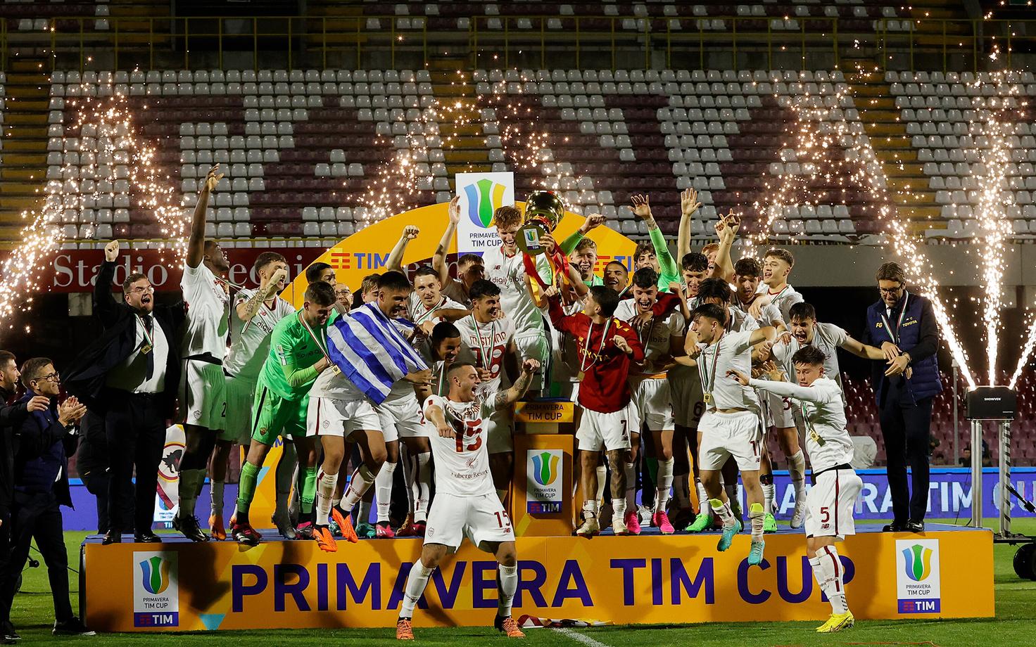 AS Roma U-19 meeskond Itaalia karikaga (Martin Vetkal kõige ees paremal)