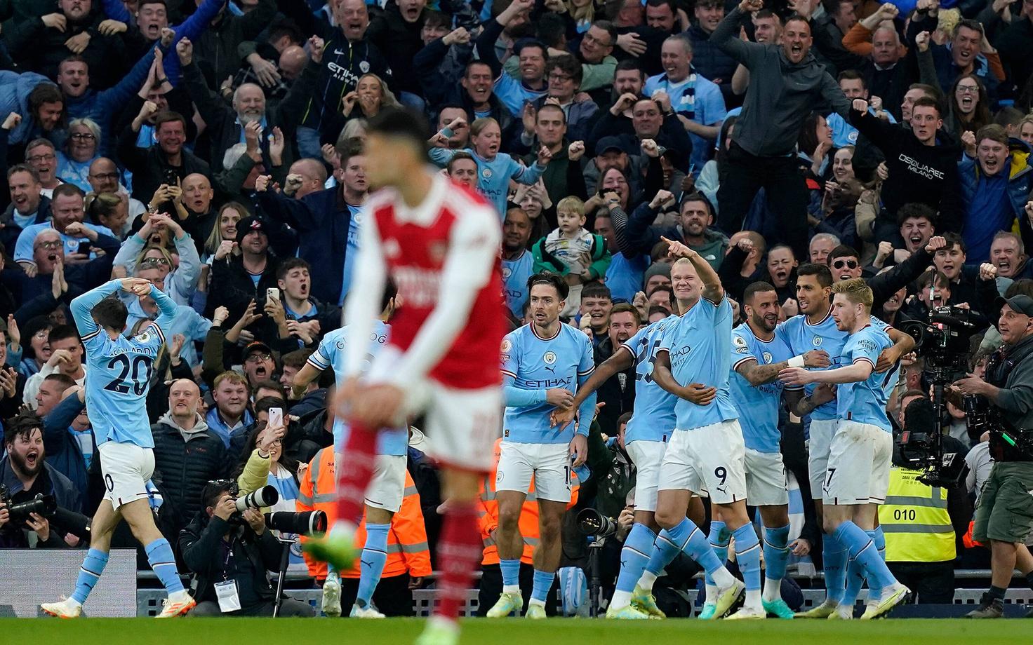Manchester City mängijad väravat tähistamas