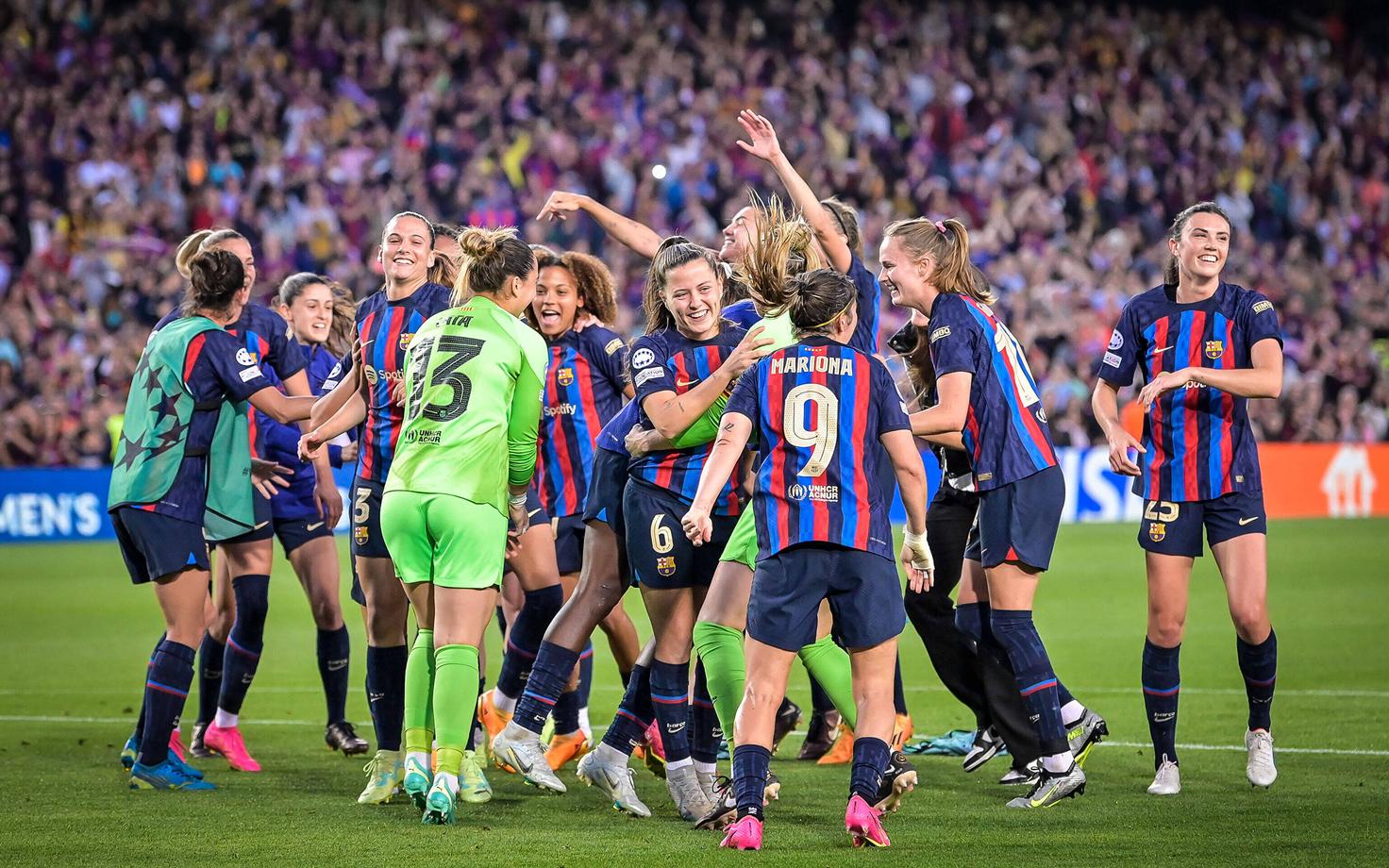 Barcelona naiskonna mängijad rõõmustamas