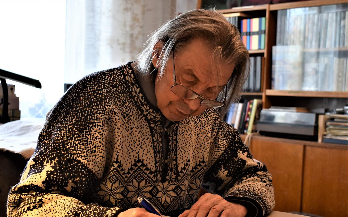 Hando Runnel luuletust Liiviliku luule albumisse kirjutamas.