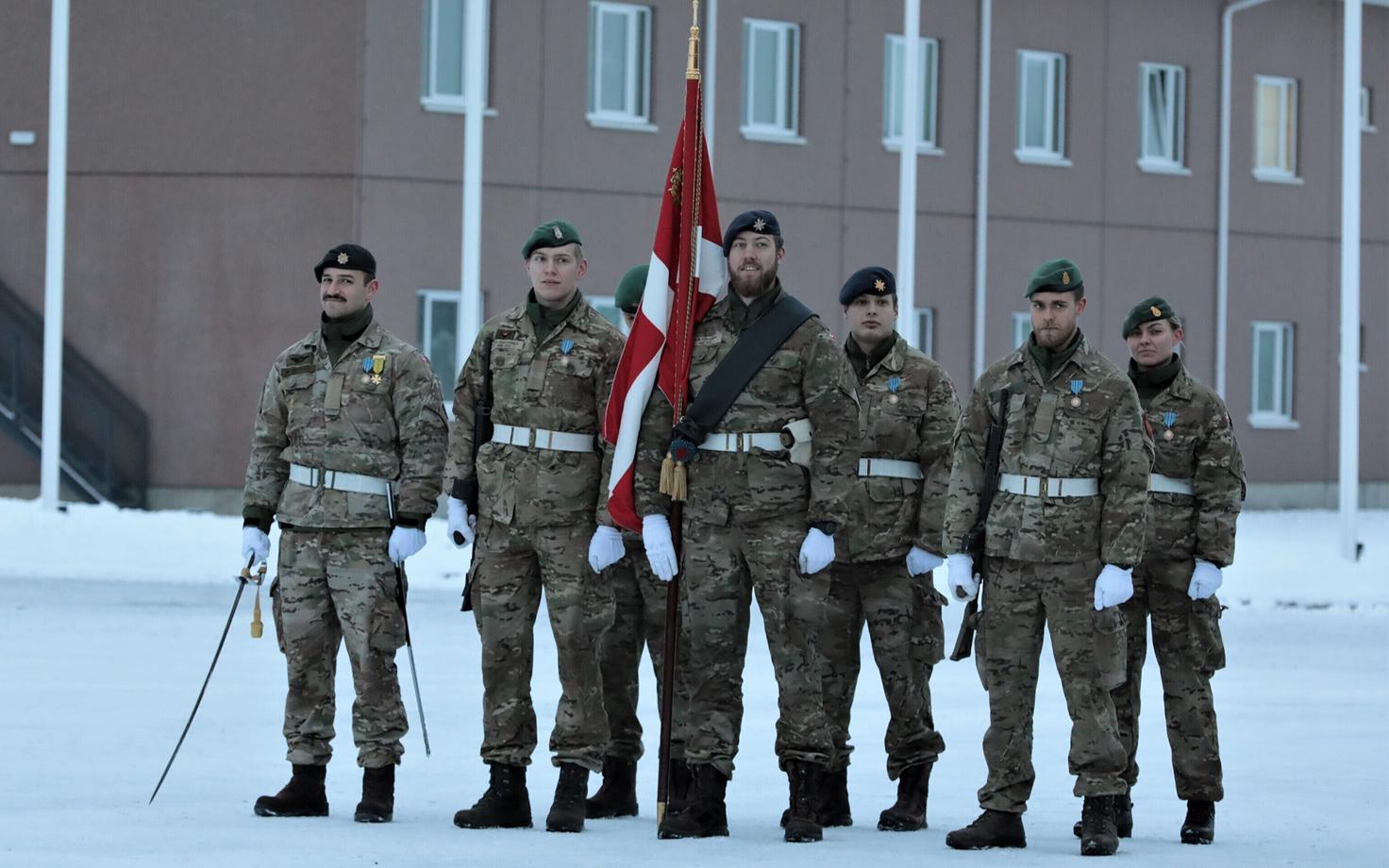 Taani sõjaväelased NATO liitlaste rivistusel Tapal.